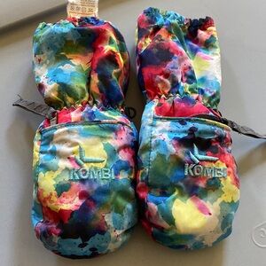 Toddler insulted winter mittens